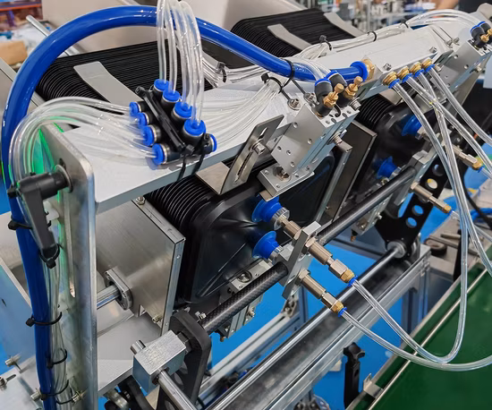 Etichettatrice automatica per adesivi per sacchetti aerei ad alta precisione per superfici piane
